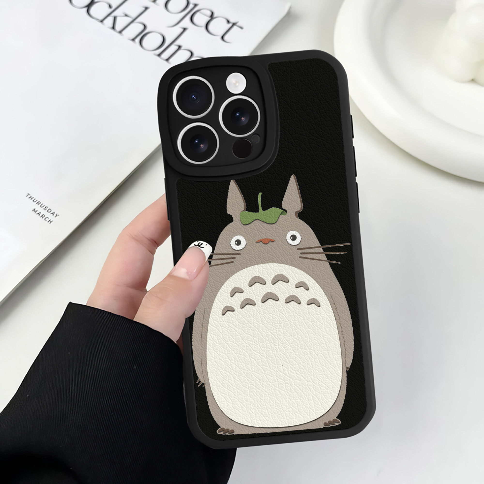 （画像用） となりのトトロ 草壁メイ 草壁サツキ My Neighbor Totoro Satsuki Kusakabe Mei Kusakabe 【iPhone 16シリーズ対応】シリコンスマホケース（レザー調） 材質：シリコン